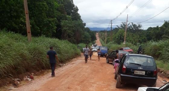 Lama e buracos causam transtornos a moradores que usam estrada da Ponte de Ferro em Cuiabá