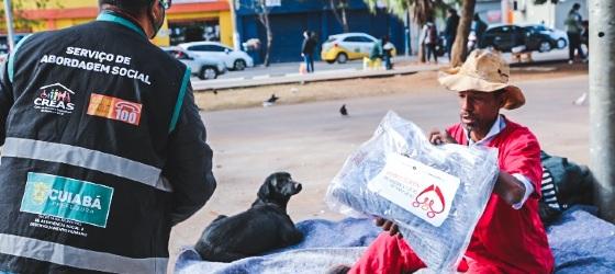 Cuiabá distribui mais de 300 cobertores nessa quinta (31); mais de 70 mil em cinco anos