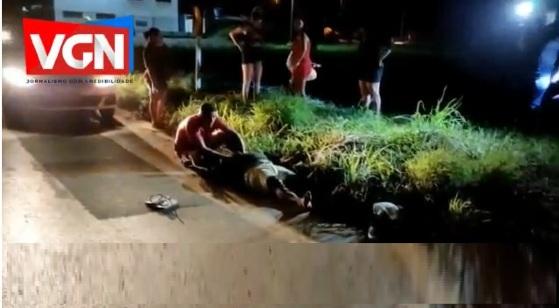 Homem se desequilibra e cai da moto na avenida Mário Andreazza, em VG