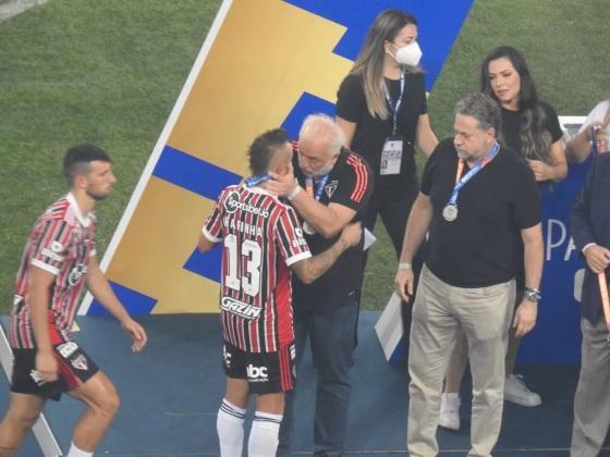 Abatidos, jogadores do São Paulo recebem medalha de vice