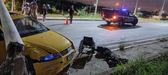 Cadeirante alcoolizado colide veículo contra poste e é preso em flagrante