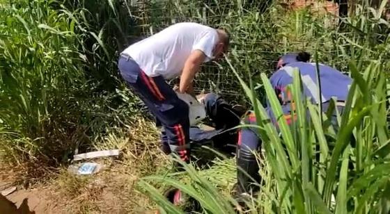 Homem supostamente embriagado perde controle da moto, derruba criança da garupa e cai no mato