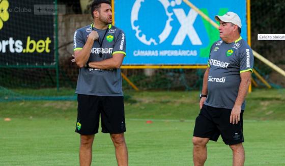 Pintado (D) durante treino do Dourado neste sábado