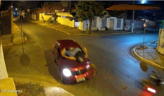 Motociclista invade preferencial, colide contra veículo e é arremessado em cima do capô em VG