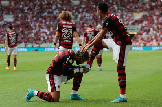 Gabriel comemora gol beijando a chuteira de Lázaro