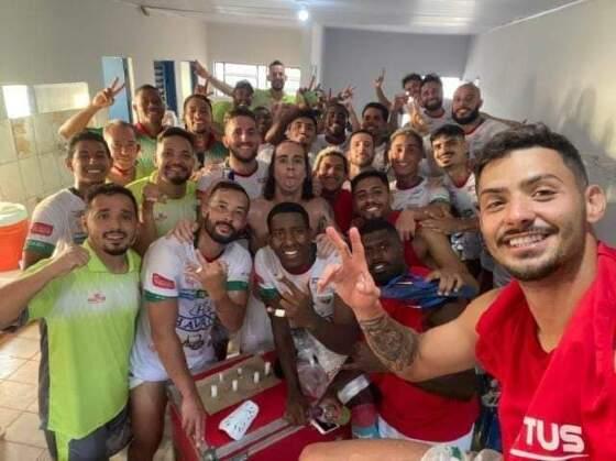 Jogadores festejam a primeira vitória na competição