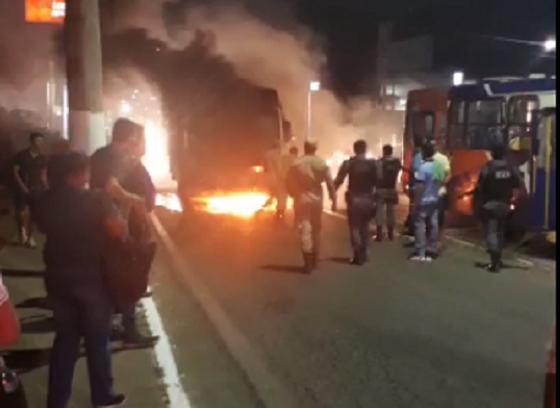 Após pane elétrica, ônibus da União Transportes pega fogo na avenida da FEB em VG