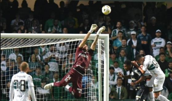 João Paulo (Santos) foi o homem do jogo, mas não evitou a derrota