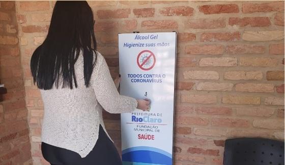 Modelo de totens com álcool em gel 