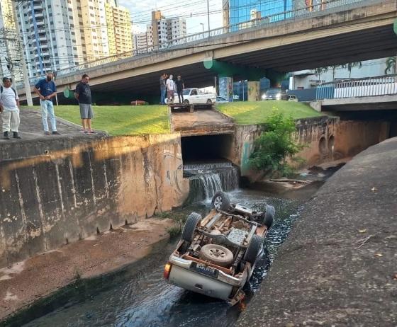 Motorista capota veículo e cai no córrego do Barbado em Cuiabá