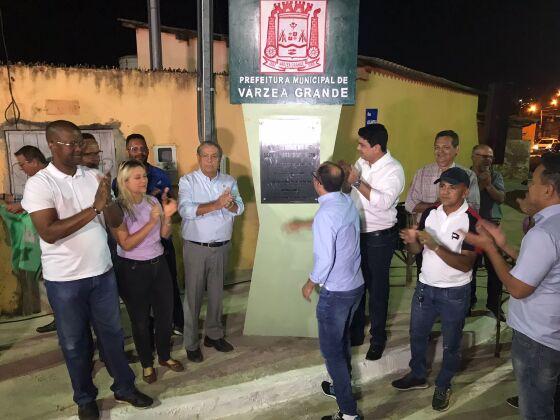 Momento do descerramento da placa de inauguração