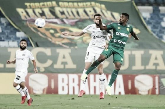 Lance da partida em que o Santos goleou o Dourado