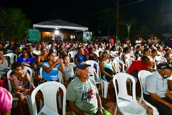 Emanuel entrega 900 títulos de propriedade