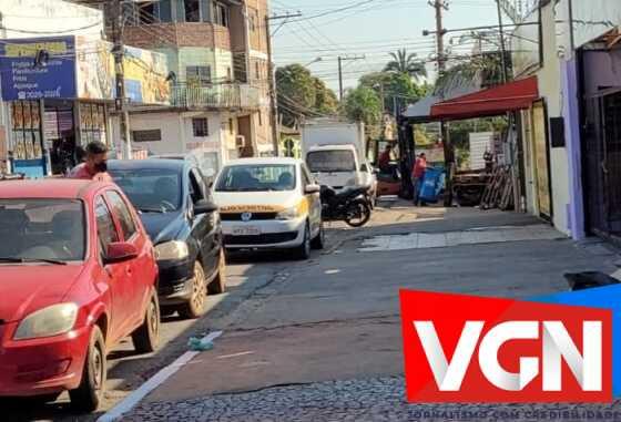 Estabelecimento, localizado na rua 24 de Outubro, colocou caixas de cerveja e outros materiais na calçada atrapalhando passagem de pedestres 