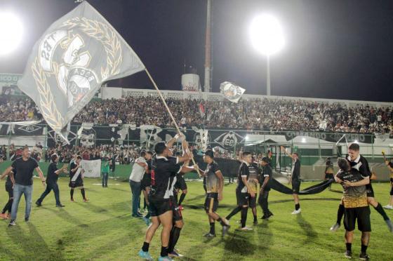 Após a goleada sobre o Cáceres, festa no Dutra