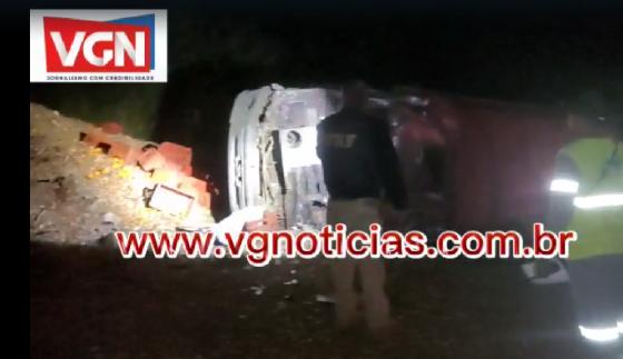 Veículo capotou no acostamento