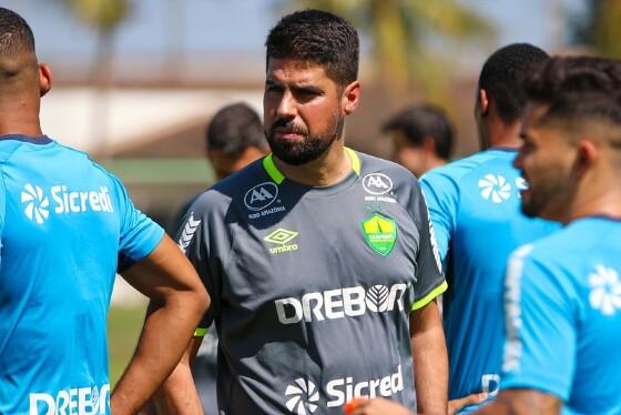 Antonio Oliveira durante treino no CT Dourado