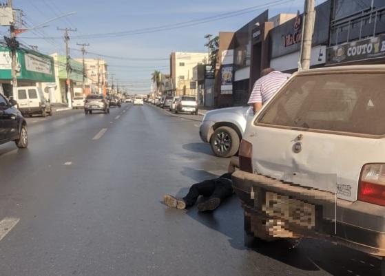 Sem freio, ciclista colide com carro no Centro de VG