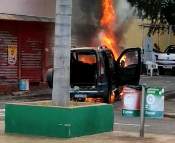 Fiat Doblô; incêndio; Praça Alencastro; Cuiabá 