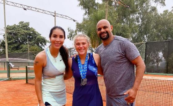 Lara Começou a jogar tênis com 7 anos