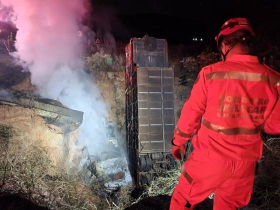 carreta furacão cai e pega fogo