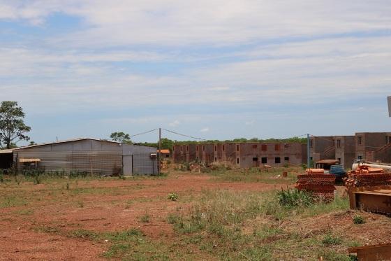 Obras do residencial estão há anos abandonadas sem qualquer previsão para serem retomadas 