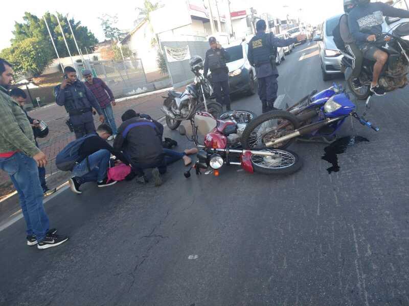 Mulher bate moto em carro e morre em avenida de Cuiabá