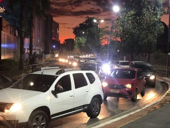 Sem sinalização ou agentes nas ruas, trânsito fica caótico toda noite entre as 18h às 29h