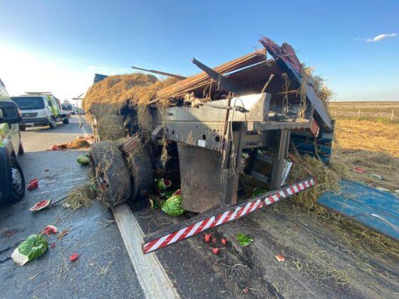 carreta colide e pega fogo