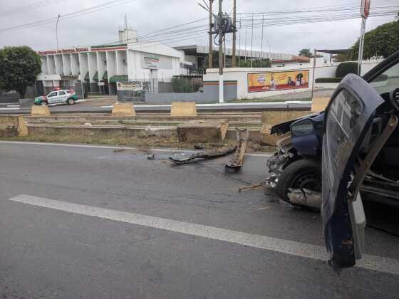 O veículo ficou bastante destruído com o impacto da batida