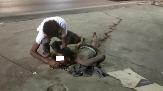 Antes do resgate, um homem ajuda a vítima