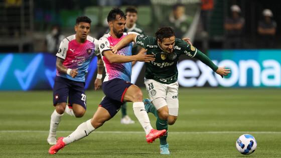 O jogador Raphael Veiga, da SE Palmeiras, disputa bola com o jogador Espínola, do C Cerro Porteño, durante partida válida pelas oitavas de final