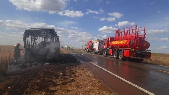 Ônibus escolar pega fogo em rodovia de MT; crianças escapam ilesas