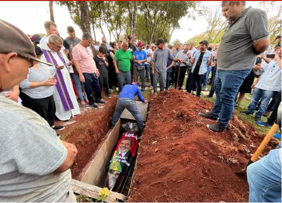 Restrito a familiares e amigos muito próximos, enterro aconteceu nesta segunda