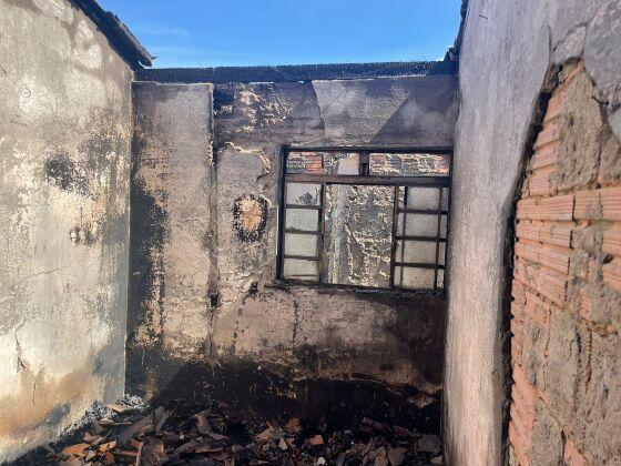 Vela causa incêndio em residência de Cuiabá