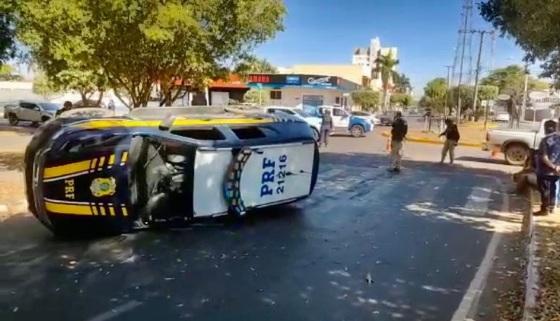 Viatura da PRF tomba ao colidir com caminhonete em avenida de Sinop