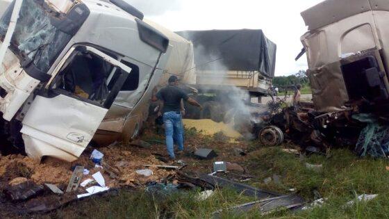 Dois dos caminhões saíram da pista e os outros pararam atravesados