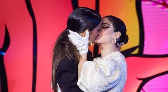 GKay e Bianca Andrade dão beijão no MTV Miaw 2022