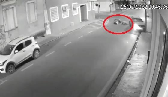 Homem atropelado por motorista que furou sinal e fugiu deve passar por cirurgias em Cuiabá.