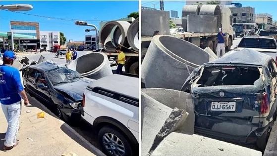 Manilhas caem de carreta e atingem cinco veículos