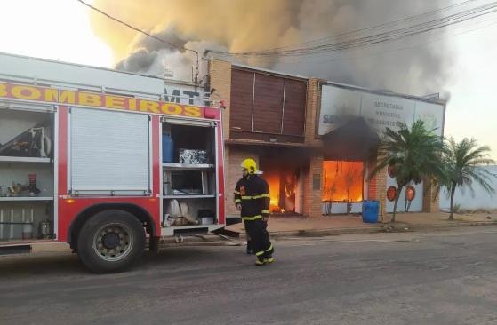 Suspeito ateia fogo na sede da Secretaria de Assistência Social e atinge também o Sine e IBGE.