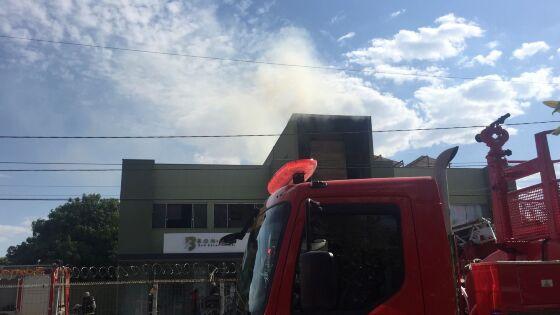 Incêndio atinge sala comercial de edifício de Cuiabá.