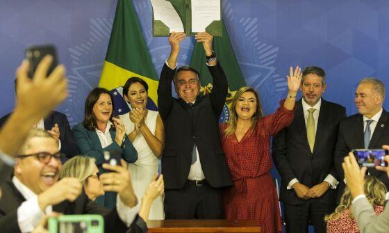 Bolsonaro e líderes do Congresso, durante aprovação do PL