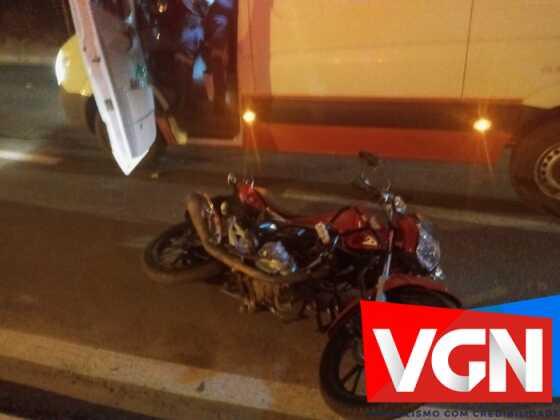 A moto vermelha em que o condutor estava, qundo caiu