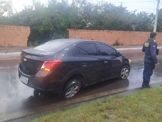 Com o impacto o poste caiu na pista e permaneceu energizado com riscos de descarga elétrica.