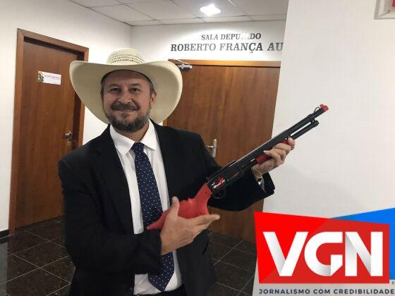 Deputado estadual, Gilberto Cattani - mostra arma de brinquedo