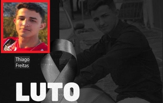 Jovem morre ao colidir moto em poste.