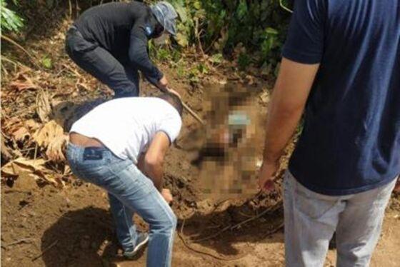 Funcionário segue Urubus e encontra corpo enterrado em fazenda de MT.