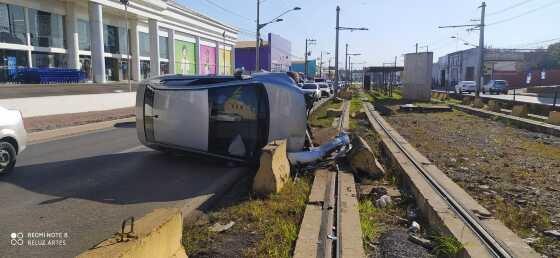 Idoso tem veículo fechado, colide em gelo baiano e capota na Feb em VG.