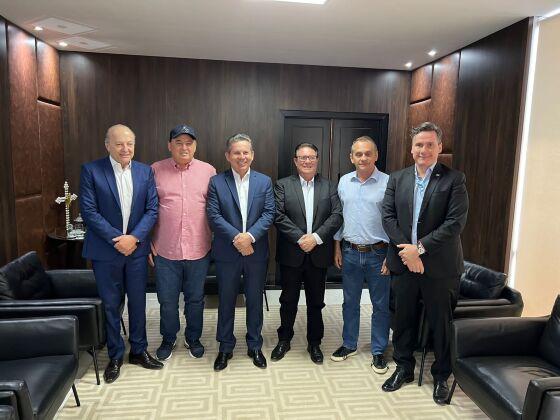 Deputados do PSD chamados de 'traidores' selam a paz 